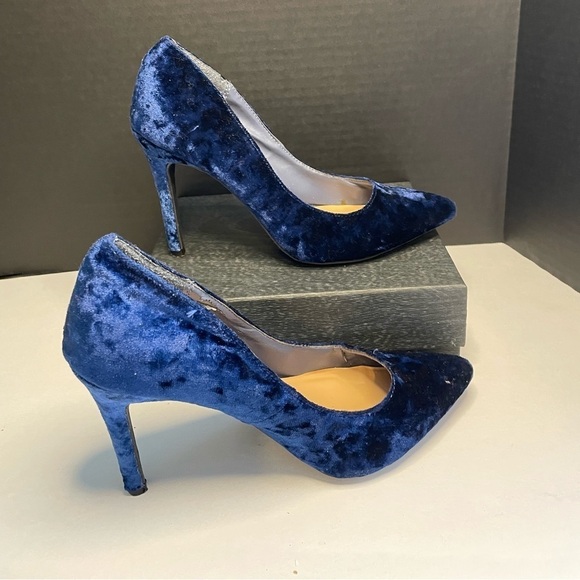 Wild Diva Lounge blue velvet heels in women’s size 6.5 - Picture 2 of 5